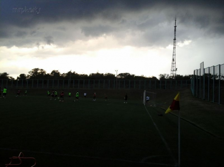 ФК «Черноморец» прибыл в Мариуполь и под дождем провел предматчевую тренировку (ФОТО)