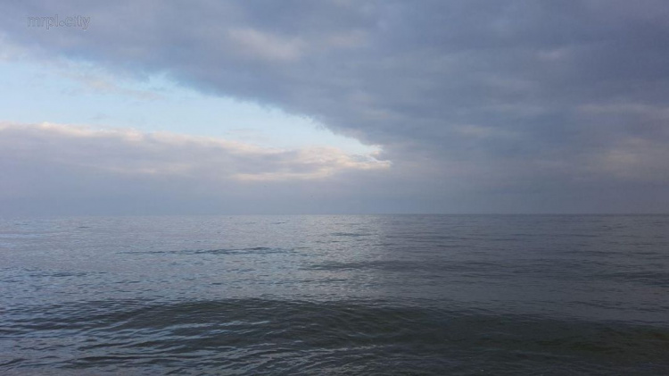 Зимние выходные мариупольцы проводят у моря: некоторые даже купаются (ФОТОФАКТ)