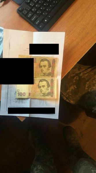 На КПВВ под Мариуполем женщина хотела компенсировать отсутствие документов взяткой (ФОТО)