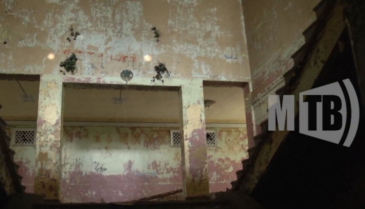 Бывший кинотеатр «Буревестник» в Мариуполе стал местом опасных игр и убежищем бездомных (ФОТО+ВИДЕО)