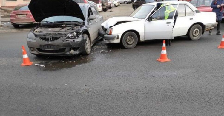Неудачный маневр и побитый бампер: в Мариуполе «всплеск» аварий