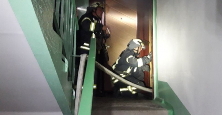 Несколько пожарных машин и скорых: как тушили пожар в многоэтажном доме в Мариуполе (ФОТО)