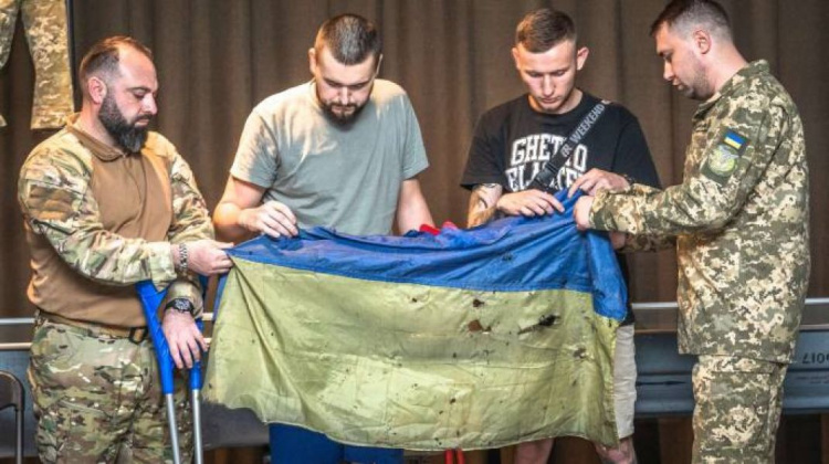 Флаг из «Азовстали» передали в Национальный музей истории Украины