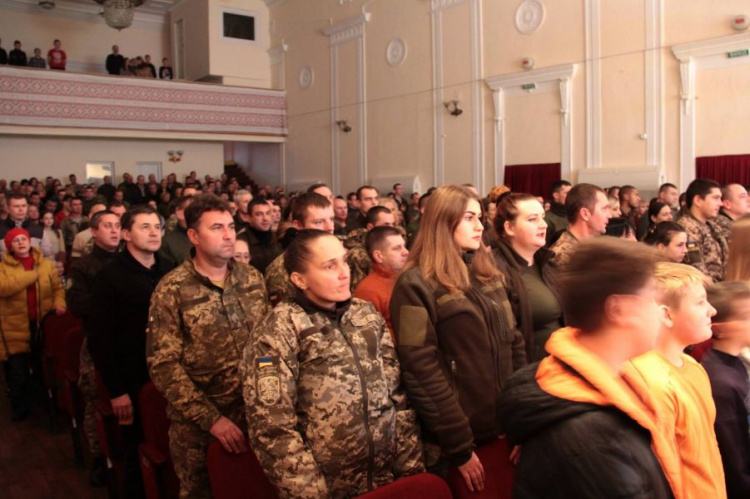 Двойник Дзидзьо в Мариуполе поздравил военных с Днем Вооруженных сил Украины (ФОТО)