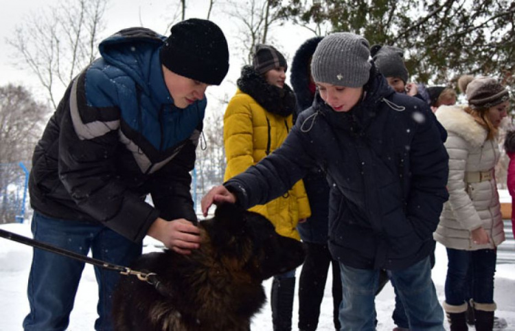 Собачий «спецназ» в Мариуполе подарил любовь и тепло слабослышащим детям (ФОТО+ВИДЕО)
