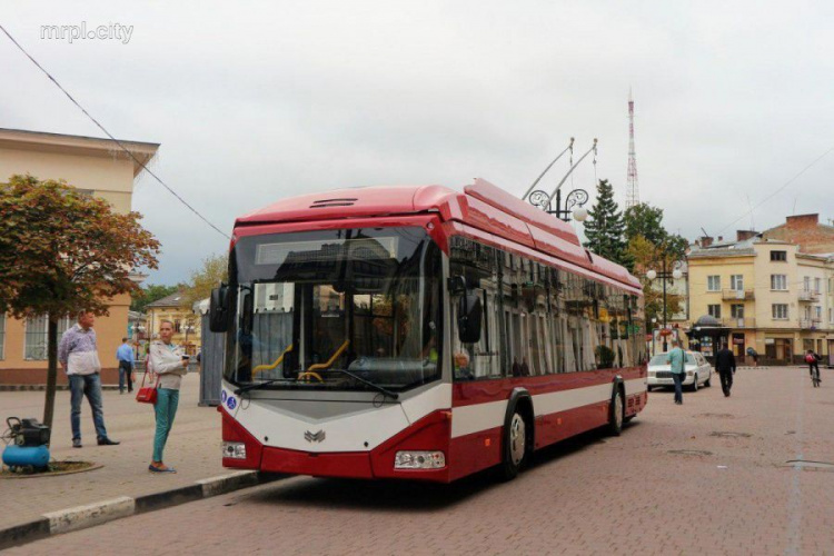 Мариупольцам показали, как выглядит новый муниципальный транспорт города (ФОТО)