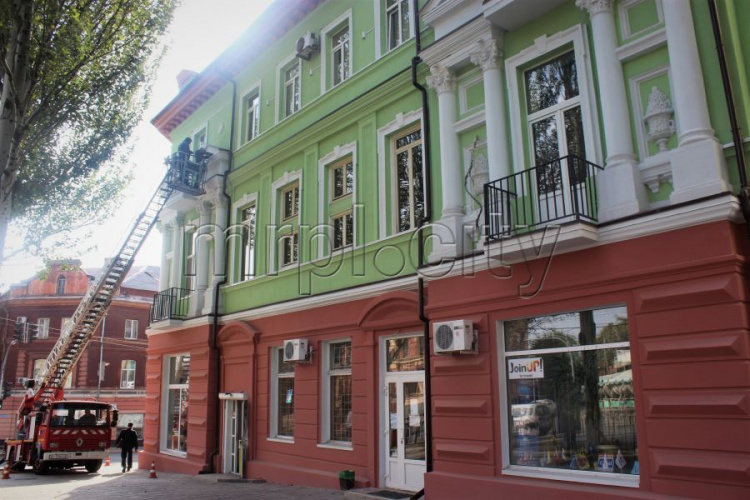 В центре Мариуполя фасады домов заиграли новыми красками, а балконы стали полностью прозрачными