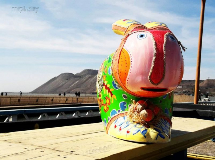 Пасхальный кролик от мариупольских мастериц украсил площадь в столице (ФОТО)