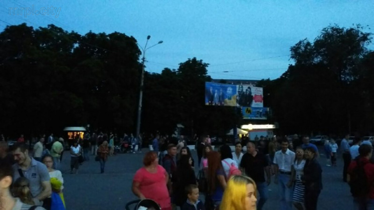 Сотни мариупольцев в центре города ждут электричества и поют «Червону руту» (ФОТО)