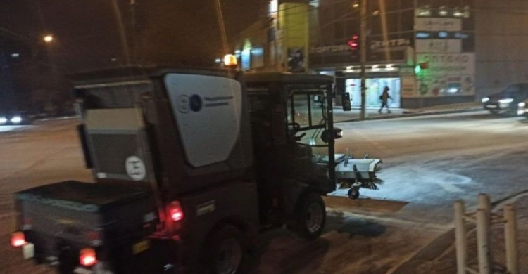 В Мариуполе началась круглосуточная борьба со снегопадом