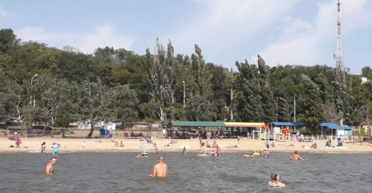 Пляжный сезон в Мариуполе продлится еще три недели. В июне пляжи побили рекорд по посещаемости