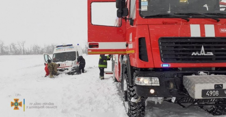 На дорогах Донетчины водители четырежды попадали в снежную «ловушку»
