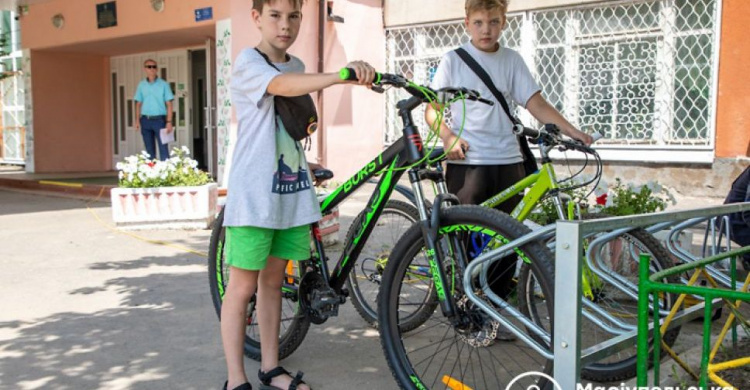 Возле мариупольских школ и вузов появляются велопарковки
