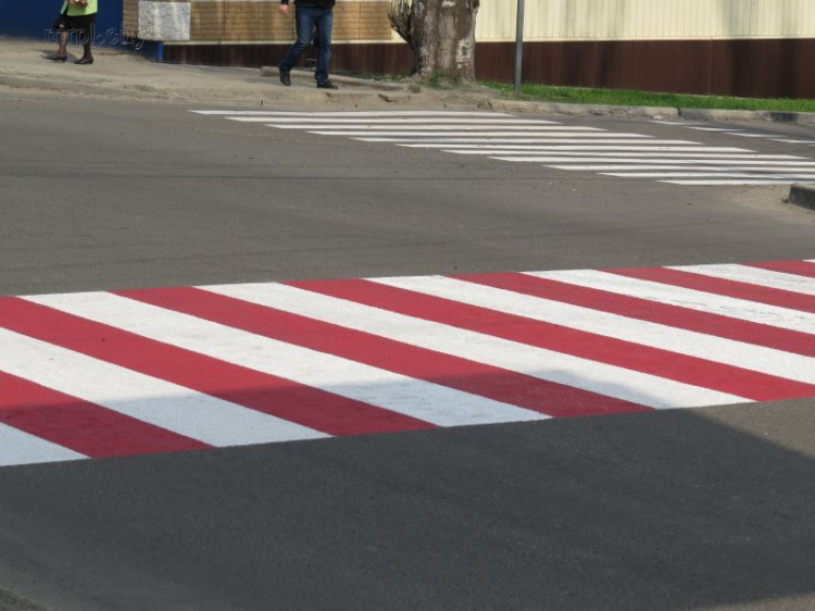 Более 30 тонн краски сделают Мариуполь безопаснее (ФОТО)