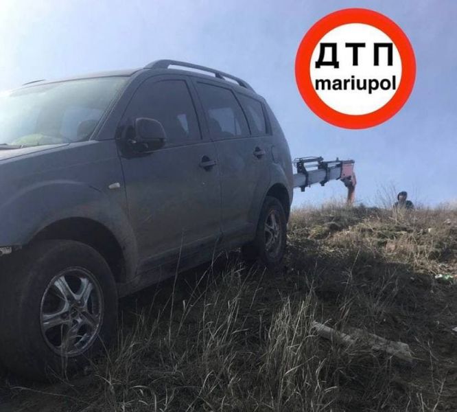 Слетел с обрыва: в Мариуполе с помощью техники вытащили автомобиль