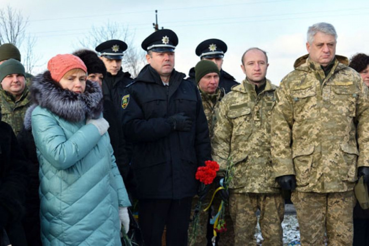 В Донецкой области почтили память погибших при обстреле автобуса под Волновахой (ФОТО)