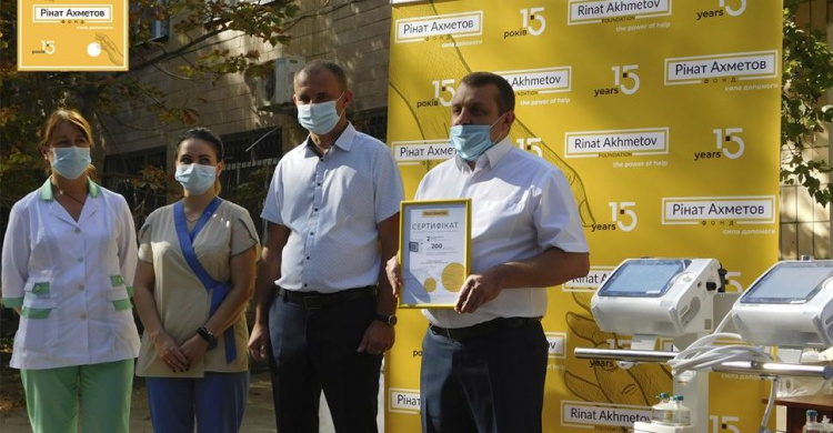 Больнице на Донетчине передали два современных аппарата ИВЛ от Фонд Рината Ахметова и ДТЭК