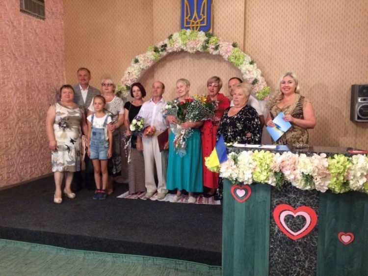 В Мариуполе депутат горсовета Сергей Магера поздравил супружескую пару с бриллиантовой свадьбой (ФОТО)