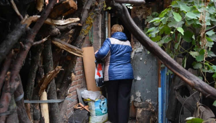 Мариупольская пенсионерка-инвалид страдает от голода в доме без света и воды (ФОТО)