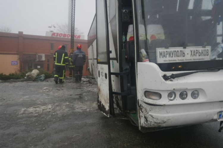 Под Мариуполем из кювета подняли пассажирский автобус (ФОТО, ВИДЕО)