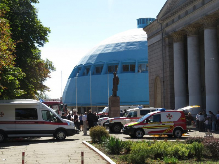 В центре города мариупольцы увидели БМП, машину взрывотехников и «скорую» ГСЧС (ФОТО+ВИДЕО)