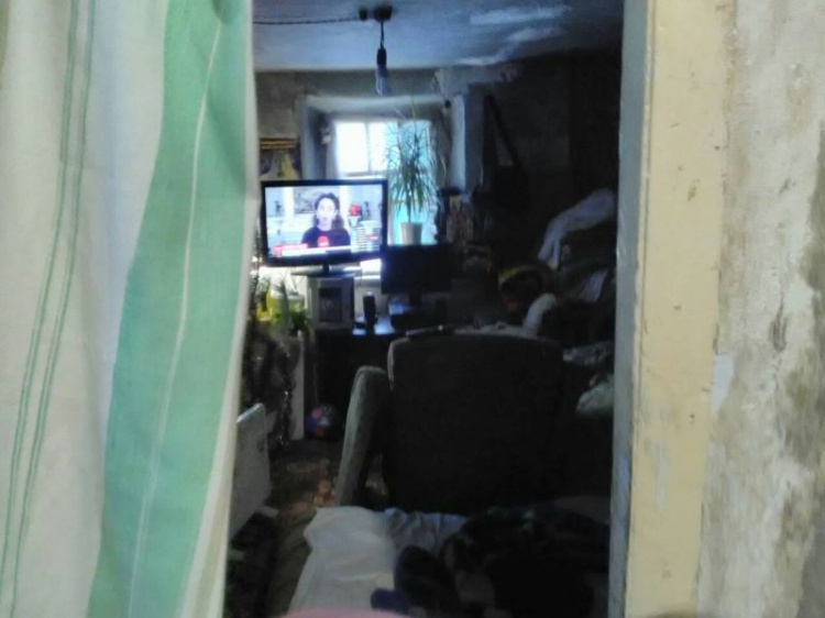 В Мариуполе семья с маленькими детьми живет в доме с голыми стенами и антисанитарией (ФОТО)
