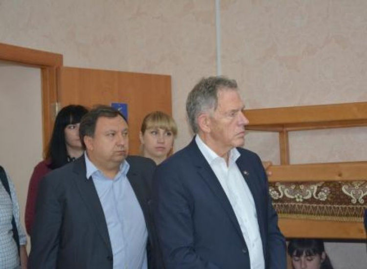 Депутаты Европарламента зашли в гости к переселенцам в Мариуполе (ФОТО)