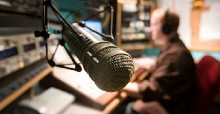 Две мариупольские радиостанции перевыполнили языковые квоты (ИНФОГРАФИКА)