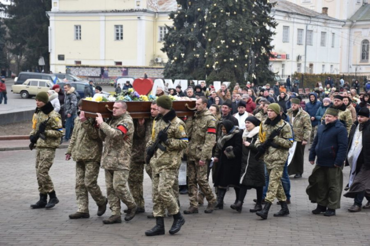 С погибшим под Мариуполем бойцом попрощались в Луцке (ФОТО)