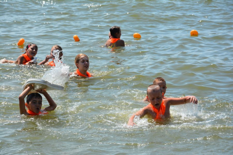 Мариупольские дети учатся плавать под присмотром спасателей (ФОТОФАКТ)