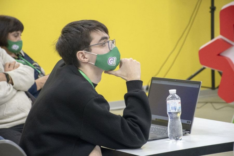 В Мариуполе подвели итоги конкурса «Green интеллект»: самые эрудированные школьники получили ноутбуки
