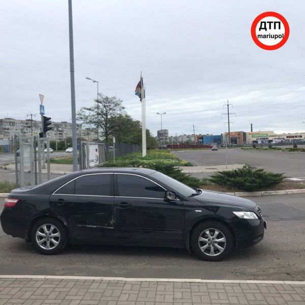 В Мариуполе столкнулись Toyota и БТР (ФОТОФАКТ)