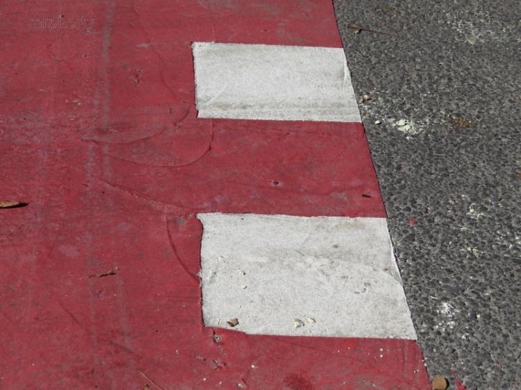 На дорогах Мариуполя появились нестираемые «зебры» для велосипедистов (ФОТОФАКТ)