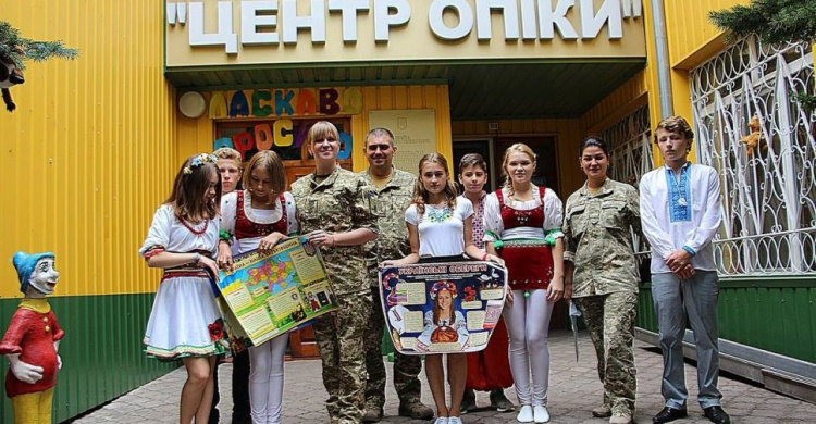 Военные подарили детям в Приазовье украинскую символику (ФОТО)