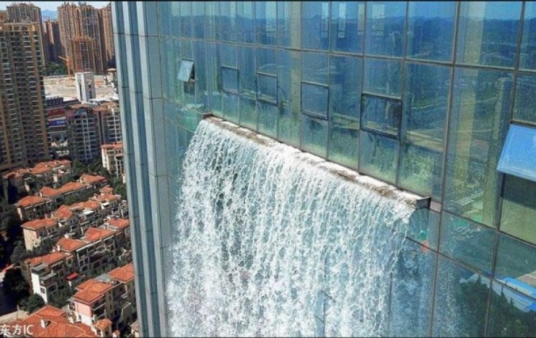 В Китае на небоскребе создали 100-метровый водопад (ФОТО+ВИДЕО)