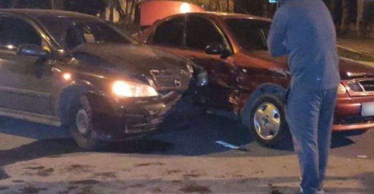 В Мариуполе столкнулись легковушки: пьяного пассажира забрала «скорая»