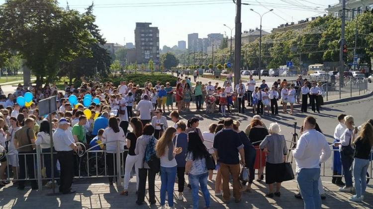 Национальная одежда и музыка: в Мариуполе прошел парад вышиванок (ФОТО+ВИДЕО)