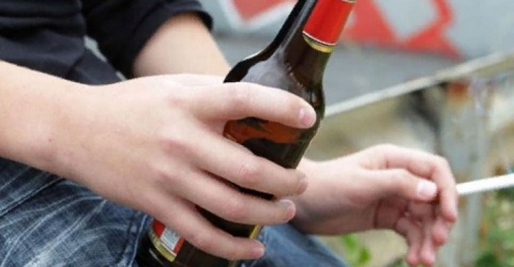 В День знаний подросток впал в алкогольную кому возле мариупольской Школы искусств