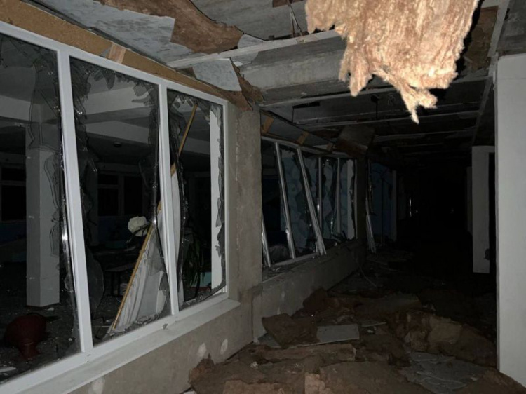 Появились фото после обстрела школы и жилых домов в Мариуполе