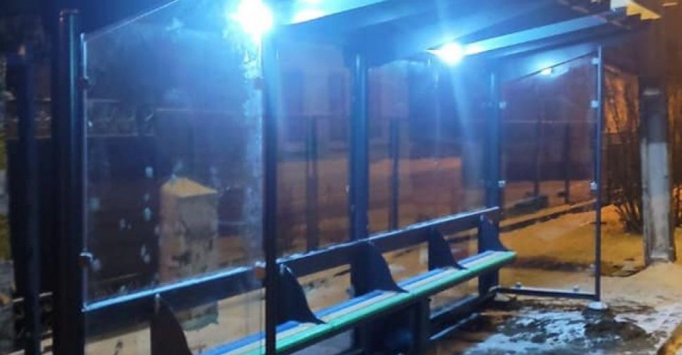 Не страшен ни дождь, ни ветер: новые остановки установили в Сартане под Мариуполем