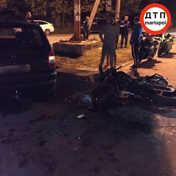 В Мариуполе легковушка сбила мотоциклиста