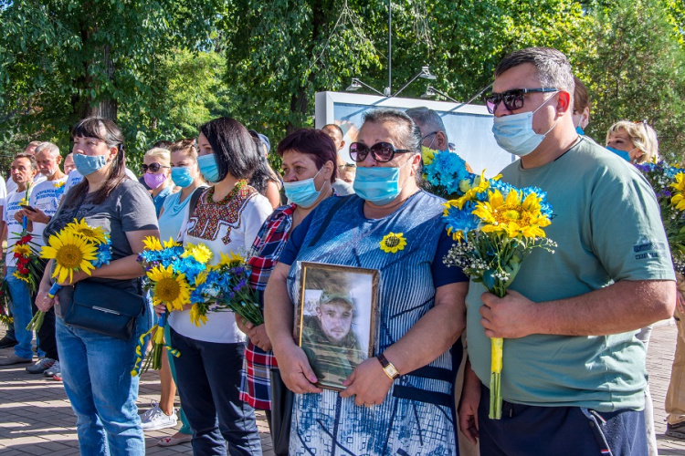 «Такие даты воспитывают будущее поколение»: в Мариуполе почтили память защитников Украины