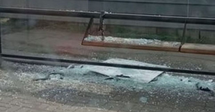 Уникальный случай разрушения прозрачного остановочного павильона в Мариуполе