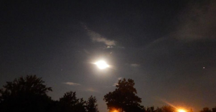 Мариупольцы увидели в небе две Луны (ФОТОФАКТ)