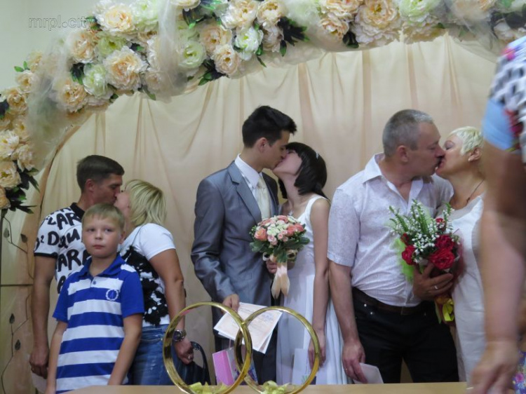Более 1450 пар в Мариуполе решили жениться 