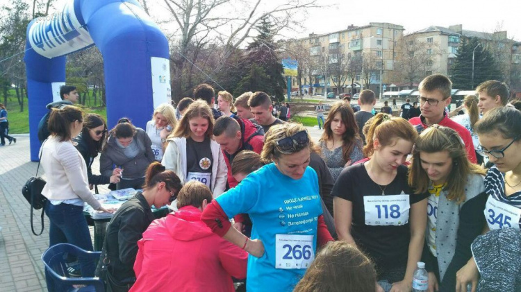 Мариупольцы пробежали марафон против домашнего насилия (ФОТО+ВИДЕО)