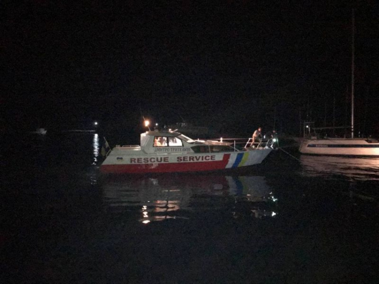 В Мариуполе подростка унесло на матраце в открытое море
