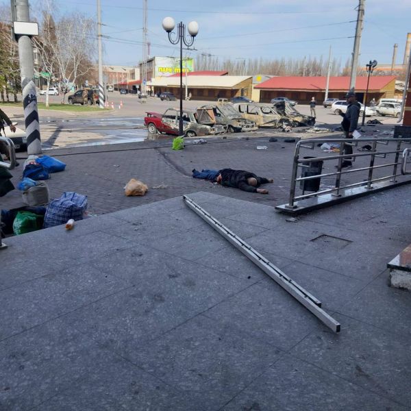 Оккупанты обстреляли вокзал на Донетчине: десятки людей погибли