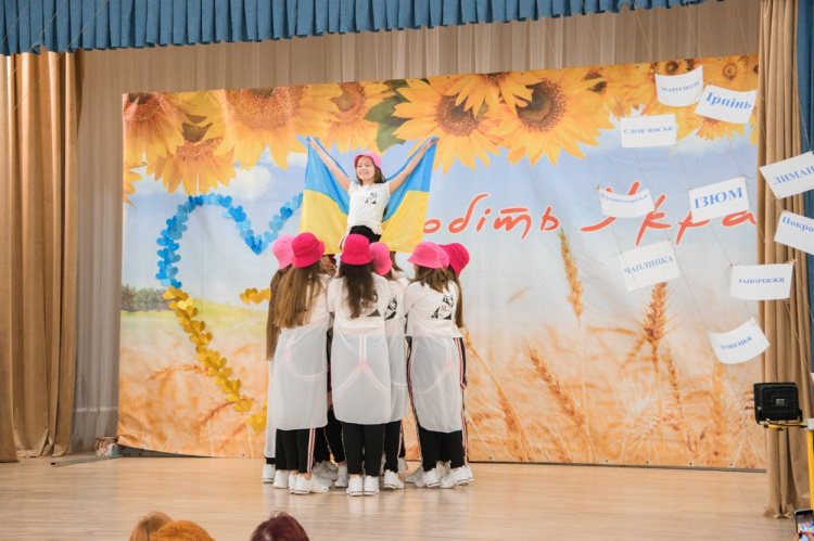 Діти з Маріуполя взяли участь у заході «Від заходу до сходу - з Україною в серці»