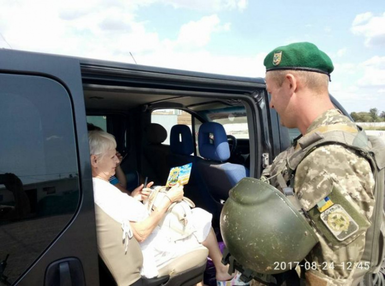 В Донецкой области волонтеры поздравили пограничников на КПВВ сладостями (ФОТО)